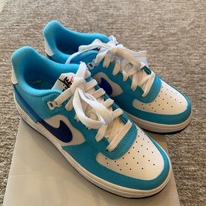 NIKE AIR FORCE 1 LV8 2 BIG KIDS' SHOES. Size 3.5